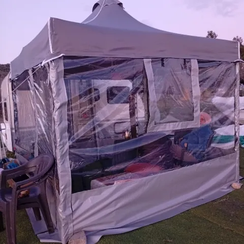 Akşam karavan yanında şeffaf gazebo çadır