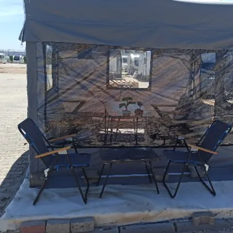 Karavan kamp alanında şeffaf ön panelli çadır