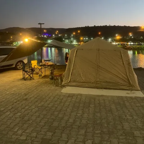 Akşam göl kenarında kamp çadırı ve tente