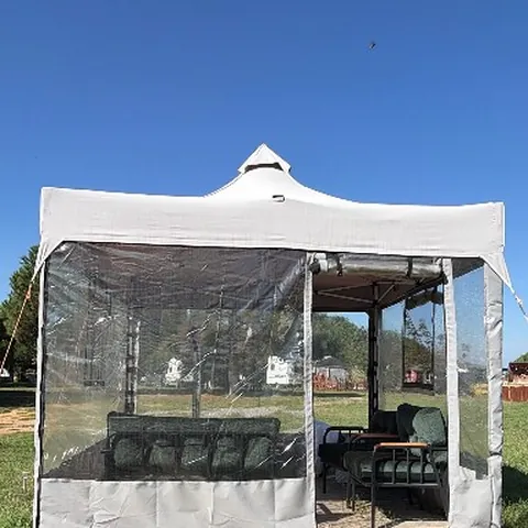 Çimlikte beyaz şeffaf gazebo çadır
