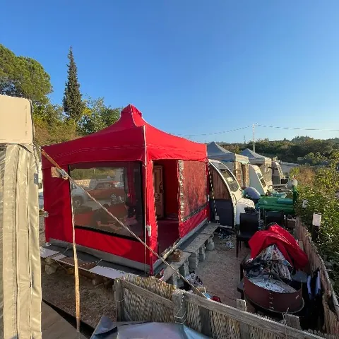 Karavan yanında kırmızı perdeli gazebo çadır